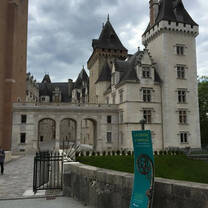 There is a castle right in the heart of downtown Pau, no big deal, I jokingly posted on Facebook at the time.