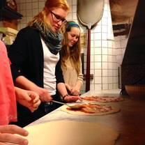 CIMBA students learn to make pizza