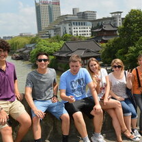Au pairs are in Jinghang great canal group in front of canal