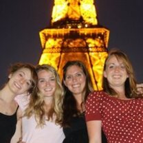 Students in fronf of the Eiffel Tower