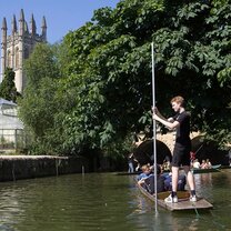 Punting on the Isis - a quintessential Oxford activity! Punting on the Isis - a quintessential Oxford activity!