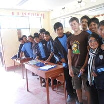 Volunteer Simon with his class in Colegio Honofre Benavides