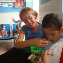Volunteer in Cambodia with children