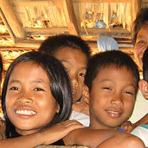 Volunteer in the Philippines with children