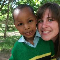 v\Volunteer with children in Tanzania