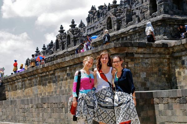 Long-term volunteers in Indonesia visit Buddhist temple