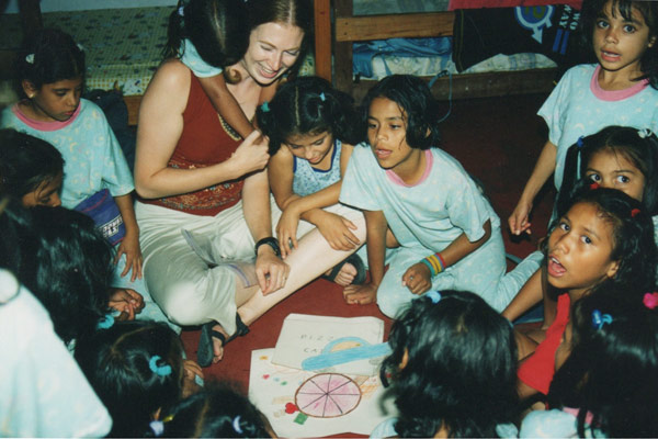 Volunteer with children in Honduras