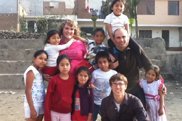 Volunteer in Peru with children with UBELONG